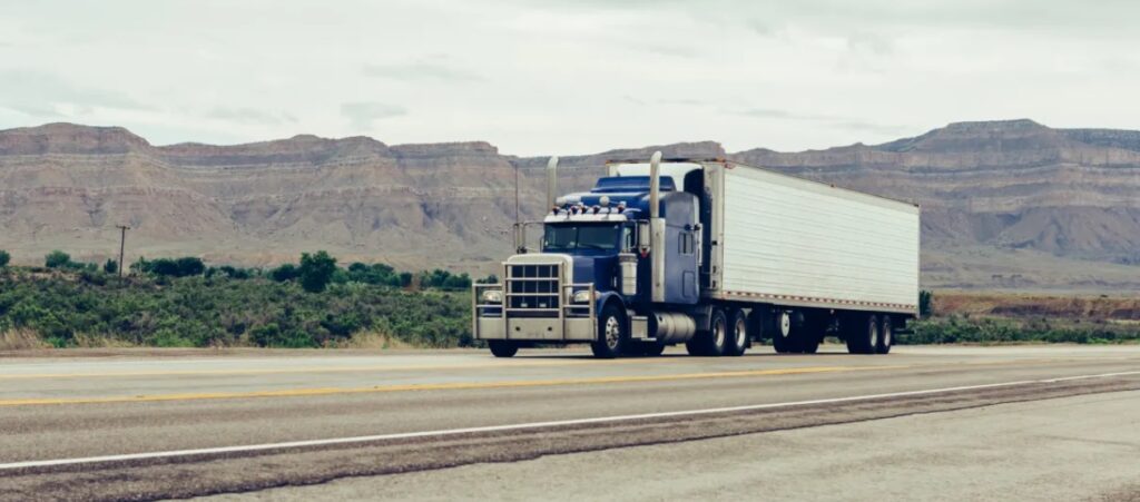 ¿Te sientes inseguro al manejar cerca de camiones de carga? UDOT capacita a conductores